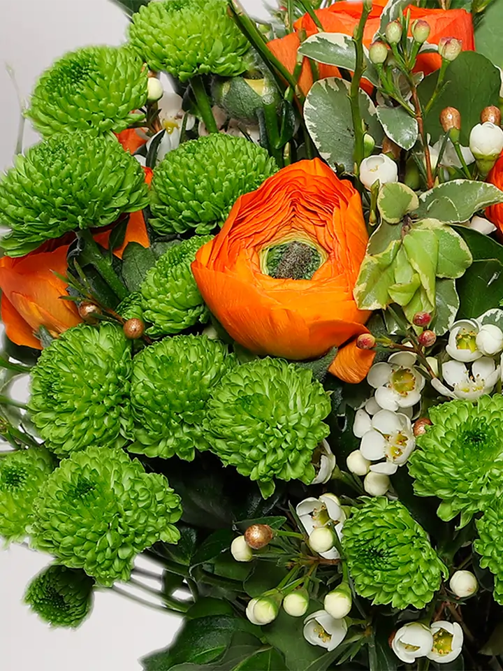 Bouquet ranuncoli arancio e santini verdi dettagli